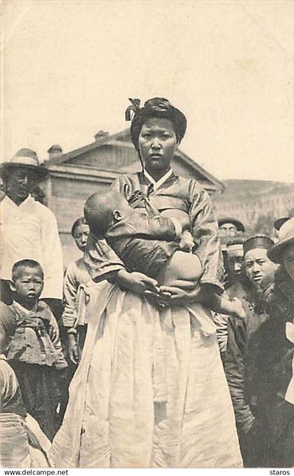 Corée du Sud - Femme portant un bébé