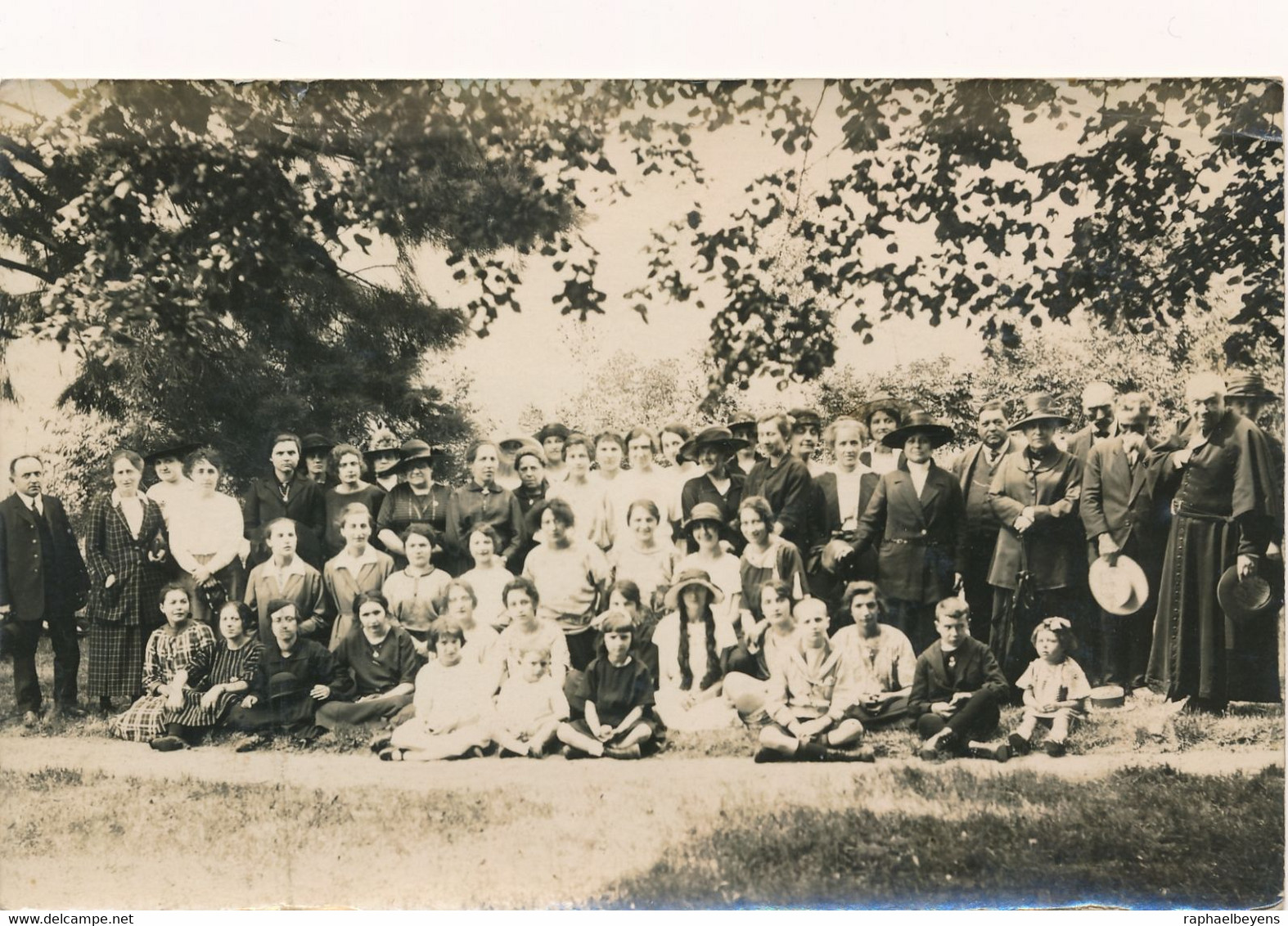 L'Arbresle photo de groupe animée hommes femmes enfants curé