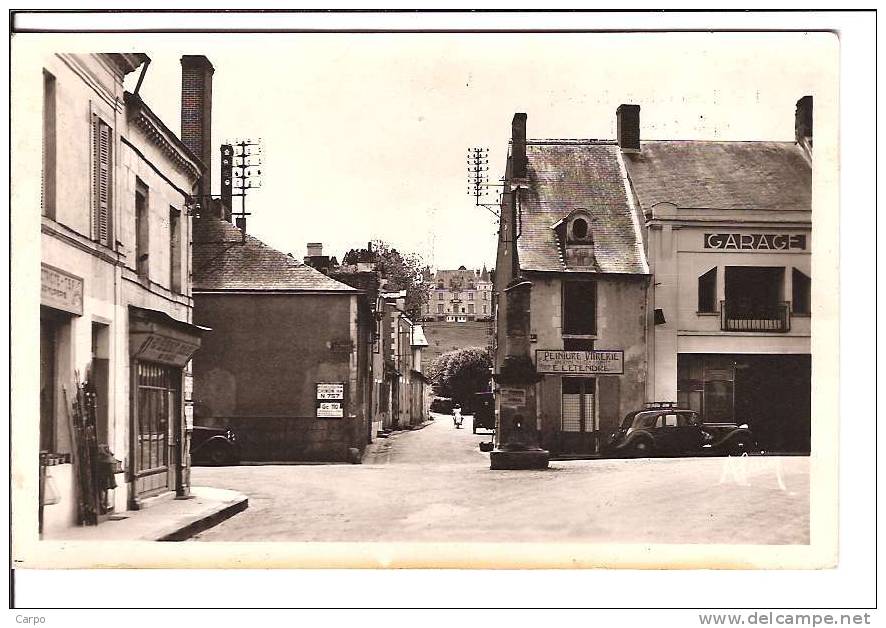 L´ILE-BOUCHARD. - Place Chamaillard.