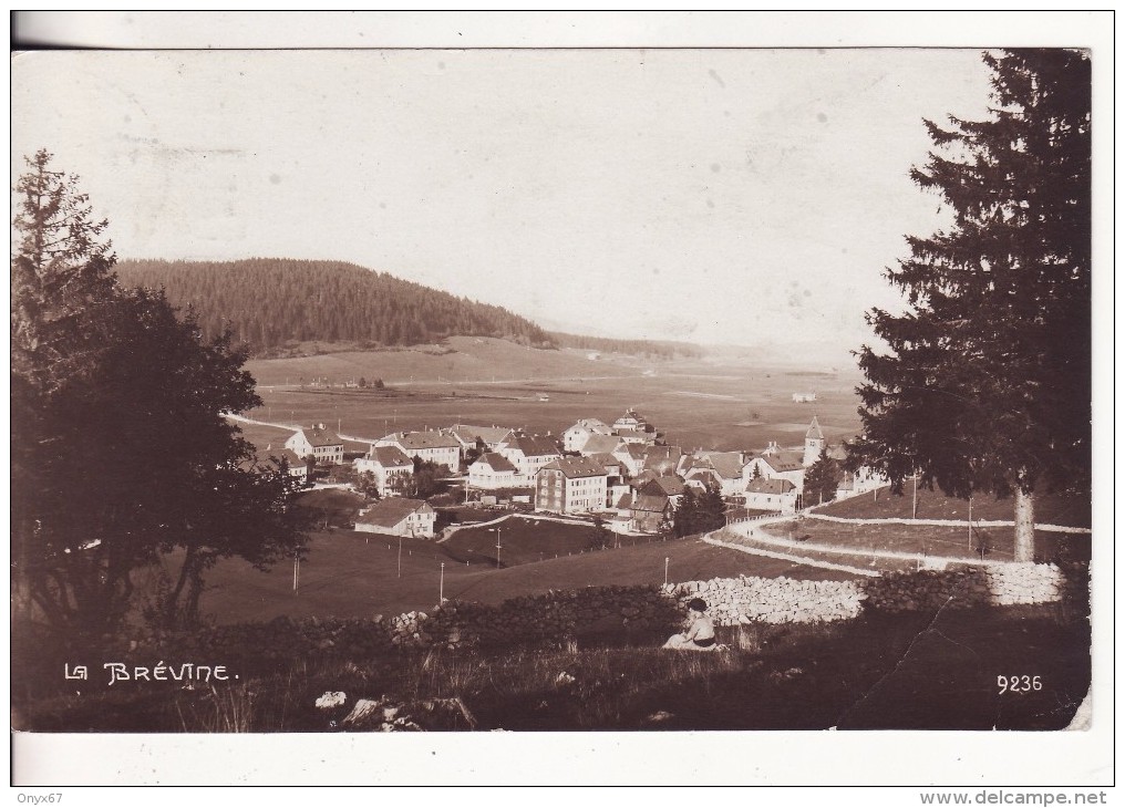 LA BREVINE  (Neuchâtel-Suisse)  Vue sur le village - VOIR 2 SCANS -