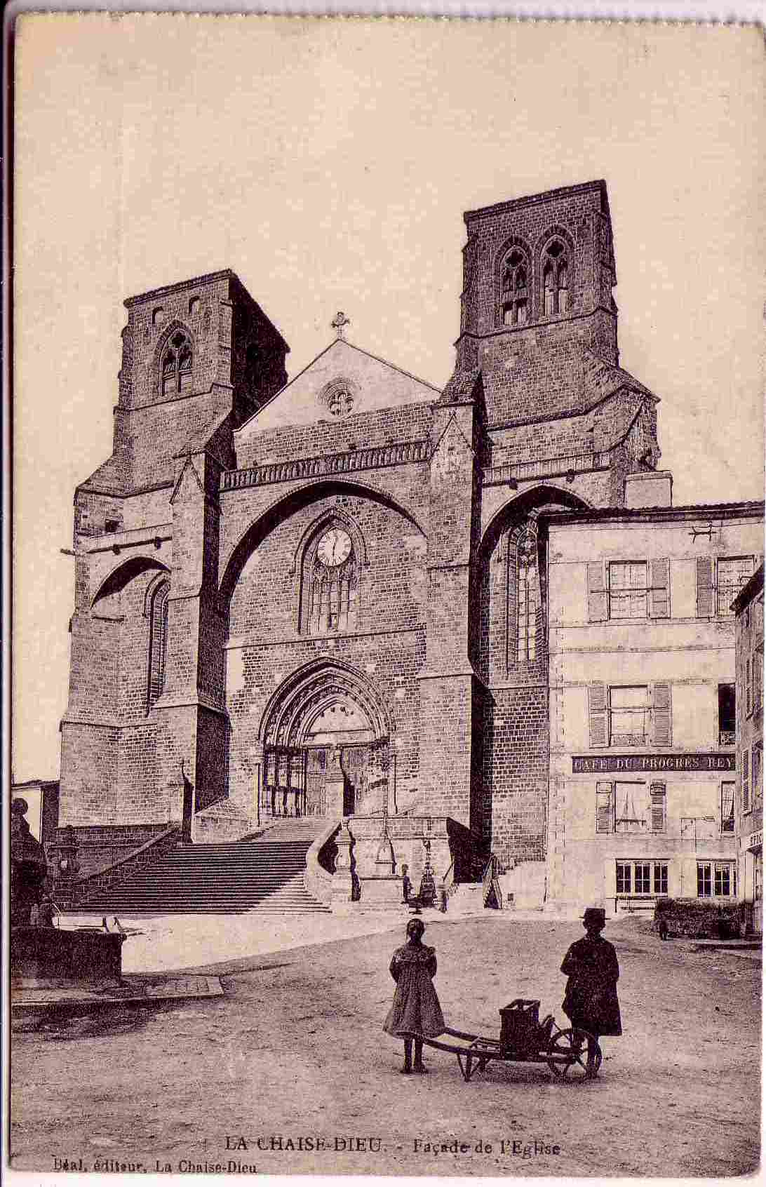 LA CHAISE DIEU  Facade de l´église  brouette