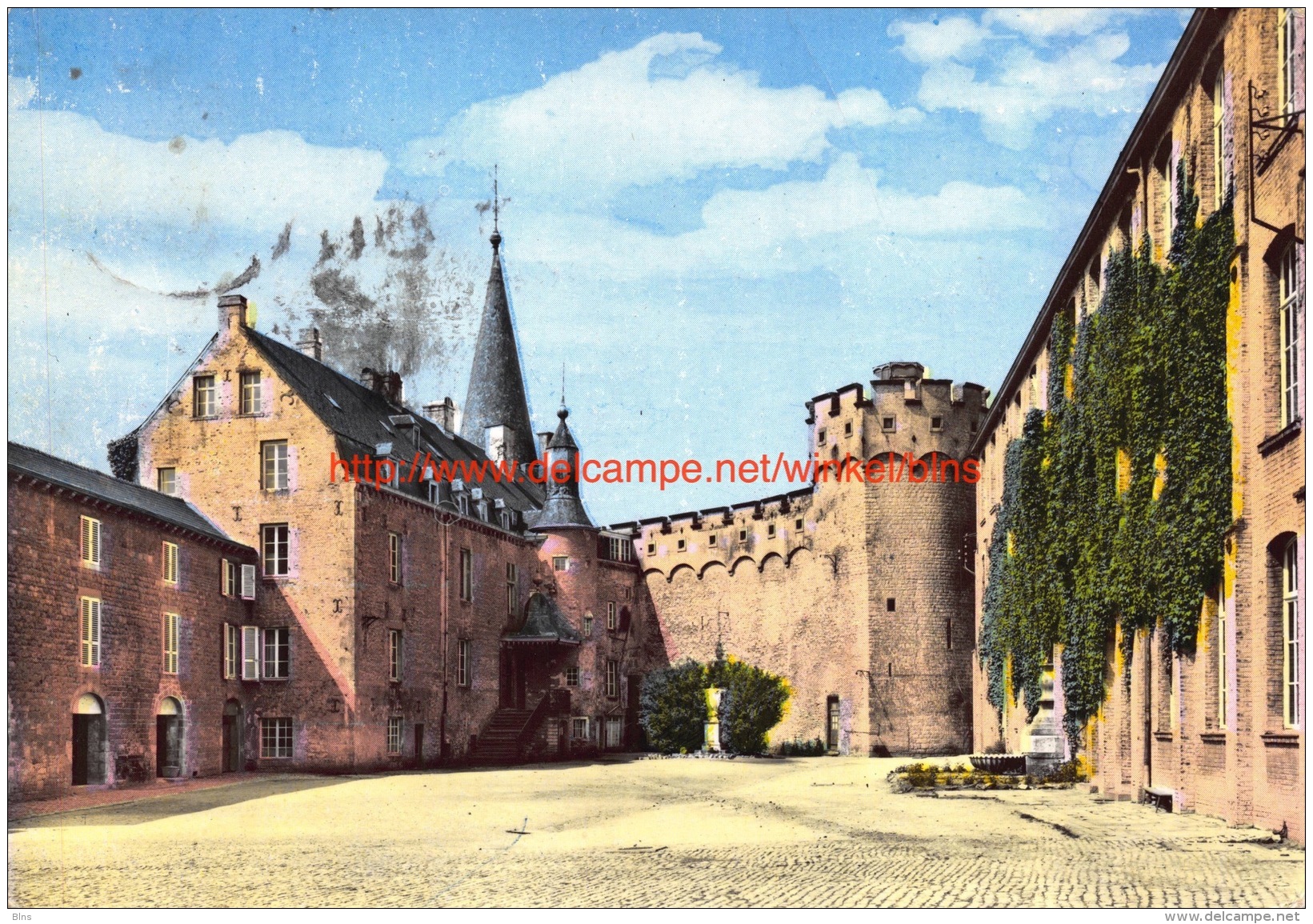 La cour intérieure du Château - Florennes