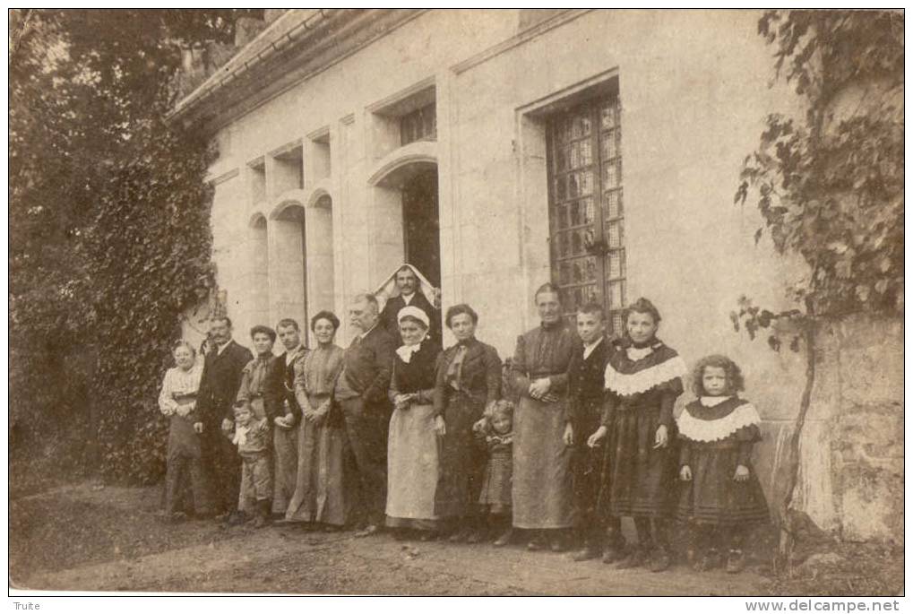 LA GODEFROY  GROUPE DE PERSONNES