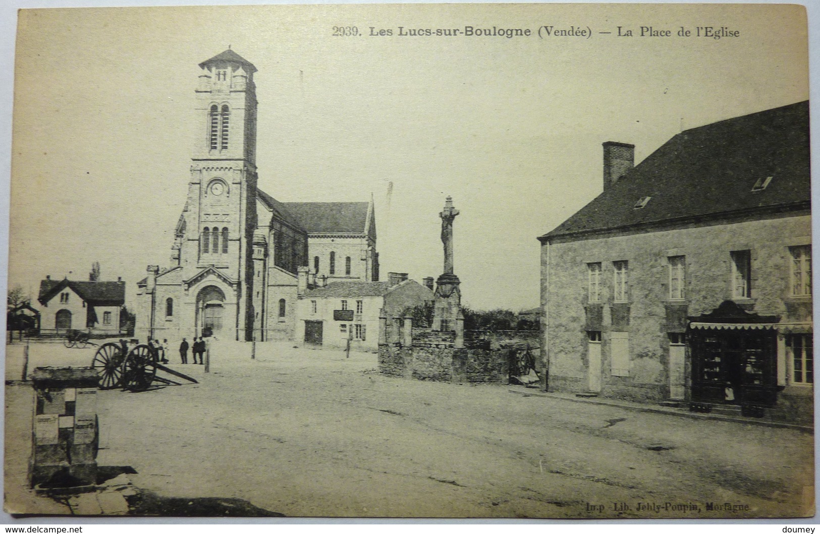 LA PLACE DE L'ÉGLISE - LES LUCS SUR BOULOGNE