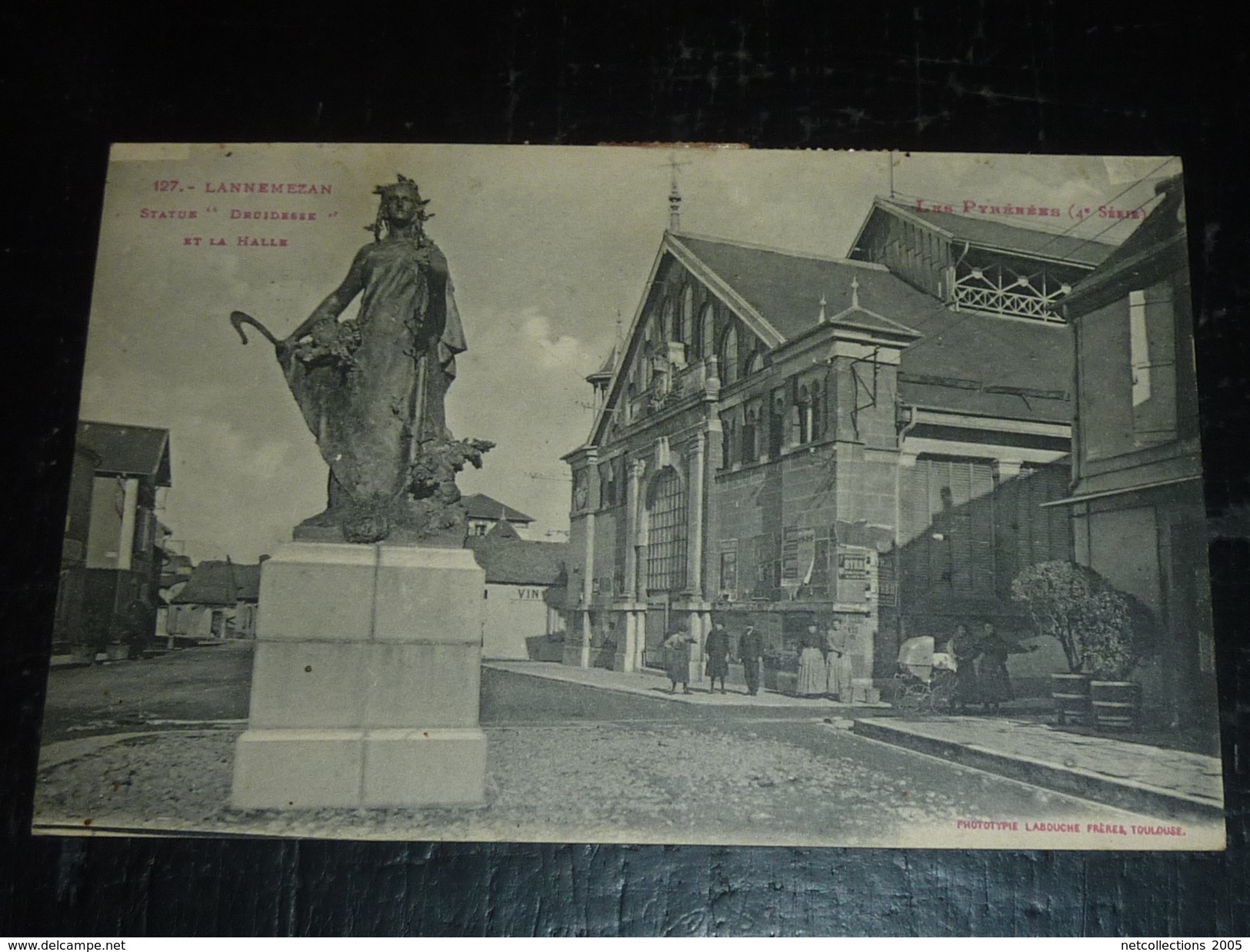 LANNEMEZAN - STATUE " DRUIDESSE " ET LA HALLE - 65 HAUTES PYRENEES (Y)