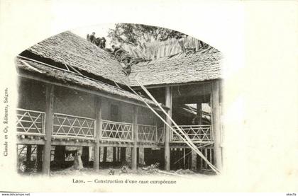 PC CPA LAOS INDOCHINA LAOS CONSTRUCTION D'UNE CASE (b23434)