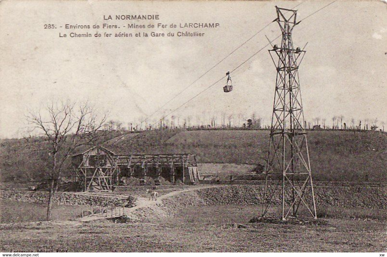 LARCHAMP -61-Environs de FLERS - Mines de fer de Larchamp - Le chemin de fer aérien et la Gare du Châtellier - Animation