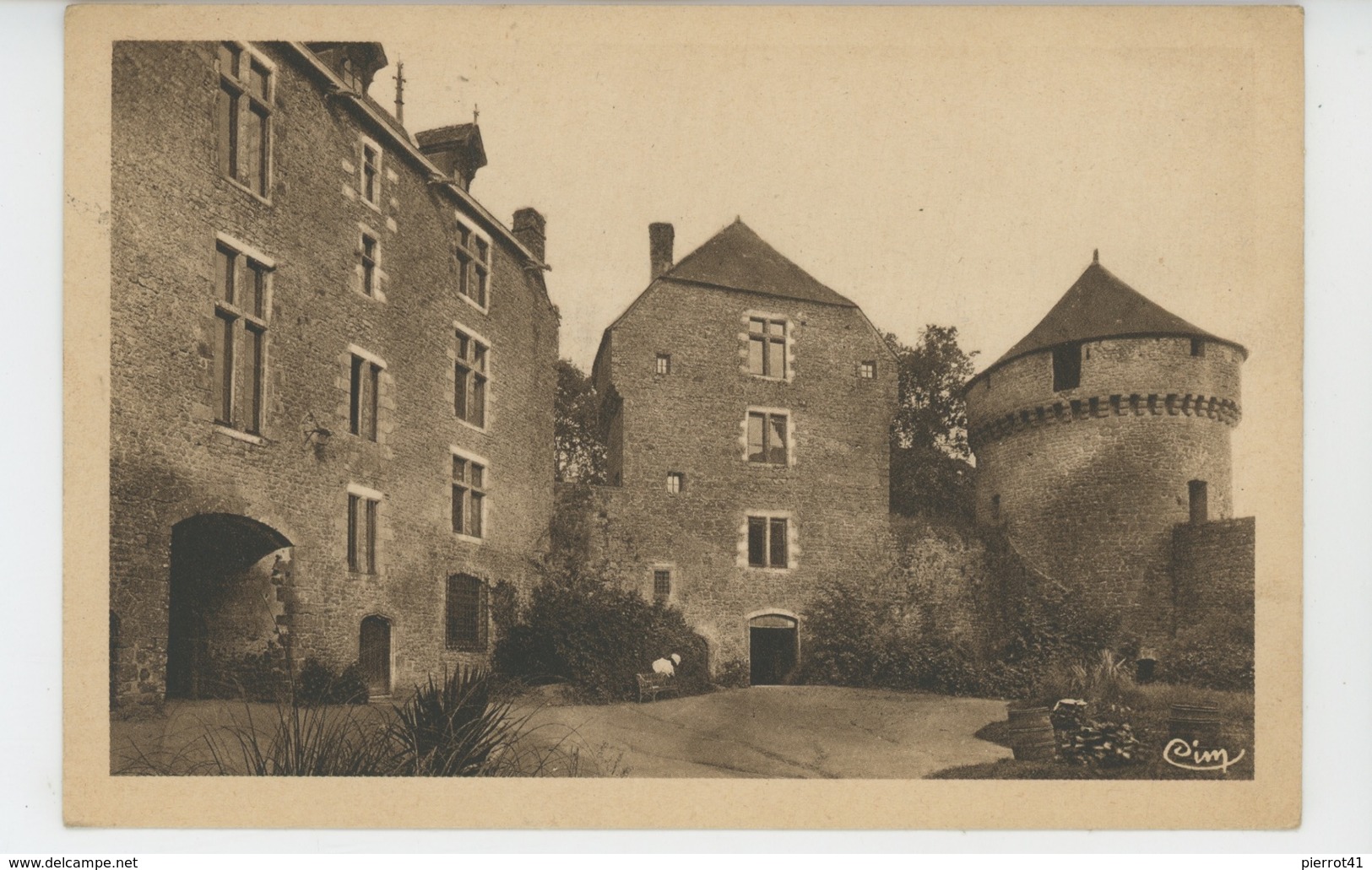 LASSAY LES CHATEAUX - Cour intérieure du Château