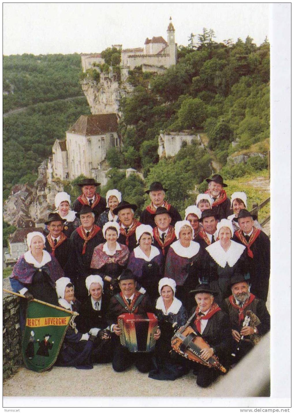 Latronquière..animée.."La Bourrée de Latronquière"..groupe folklorique.. musiciens