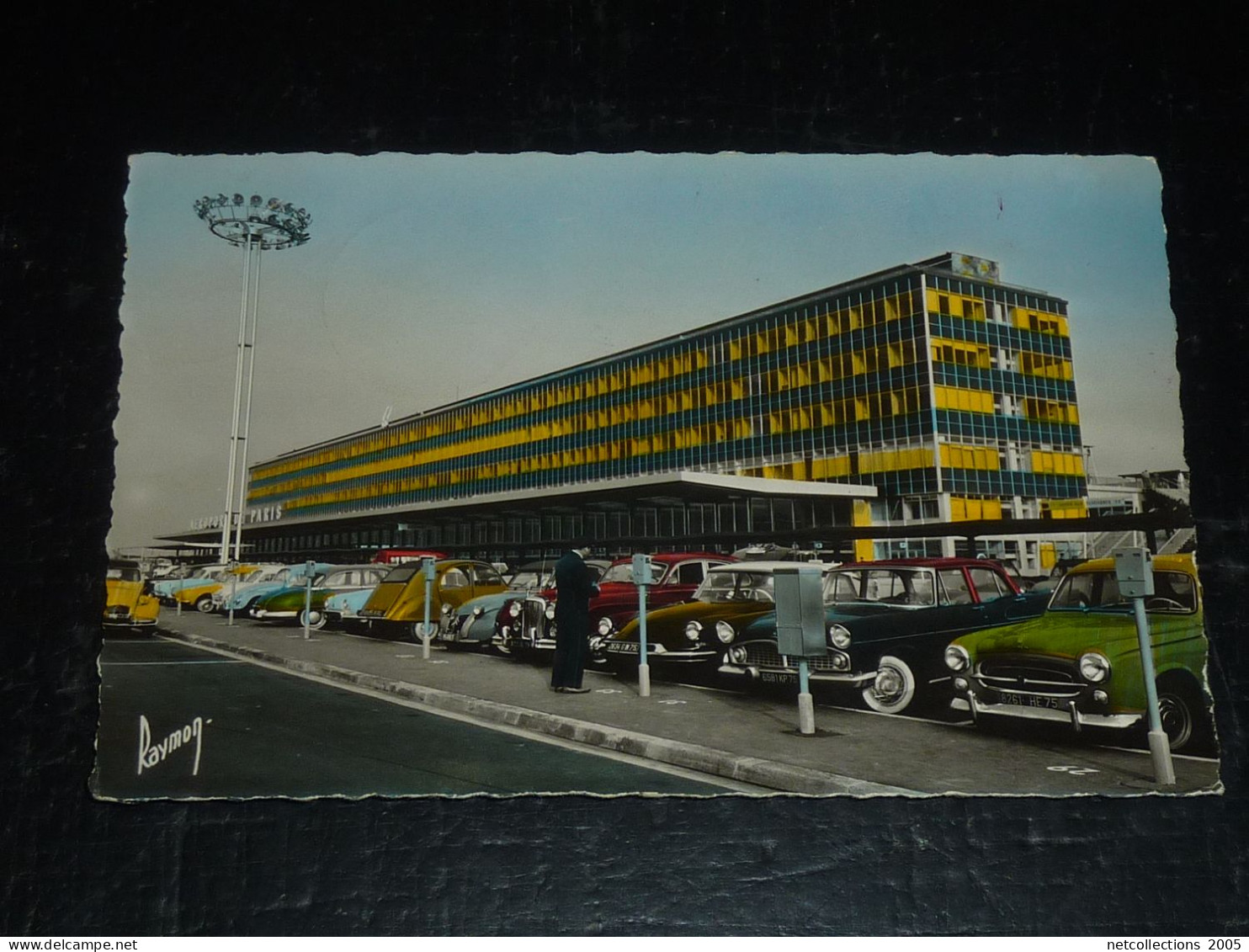 LE NOUVEAU AEROPORT DE PARIS - PARKING AVEC VIEILLES VOITURES - 75 PARIS (05/23)