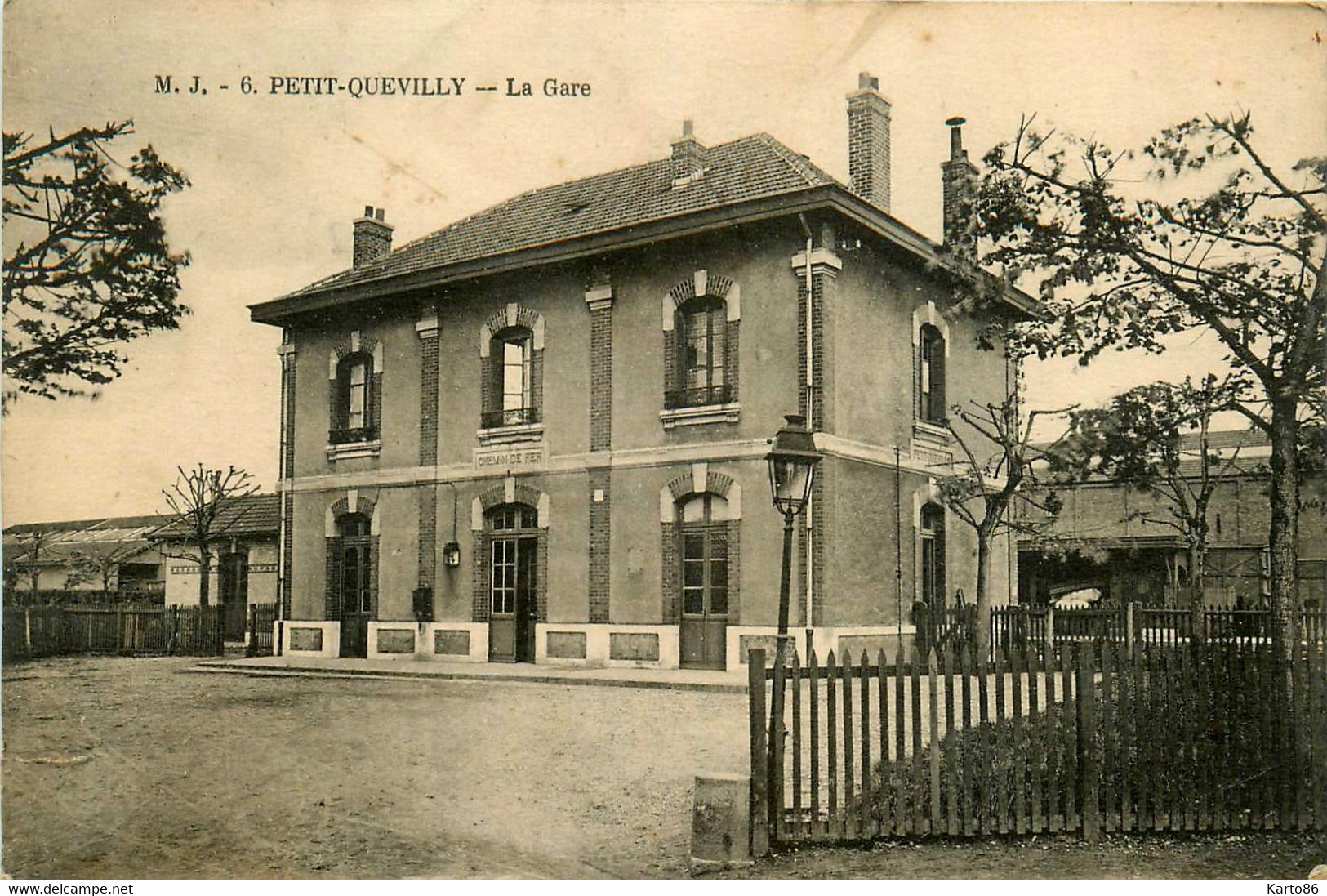 le petit quevilly * la gare du village * le parvis * ligne chemin de fer