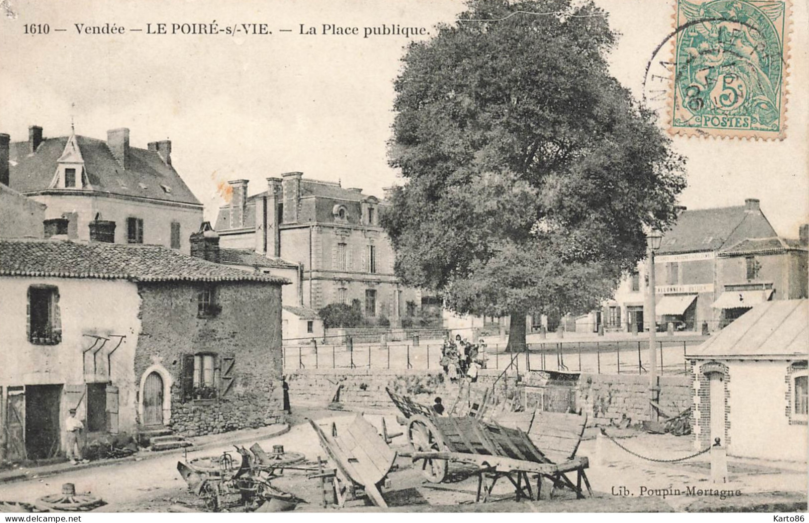 le poiré sur vie * 1906 * la place publique * charron machines agricoles ? * villageois