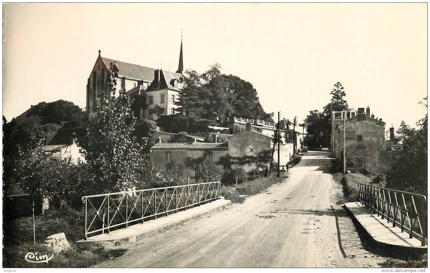 LE POIRE SUR VIE      ENTREE DU BOURG