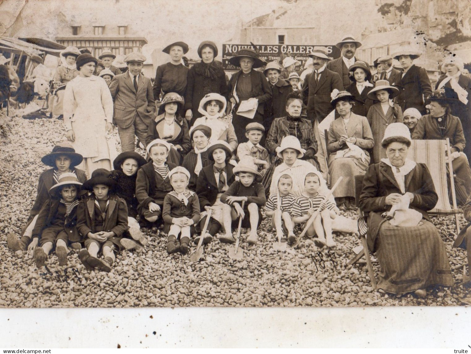 LE TREPORT ( SCENE DE PLAGE ) CARTE PHOTO