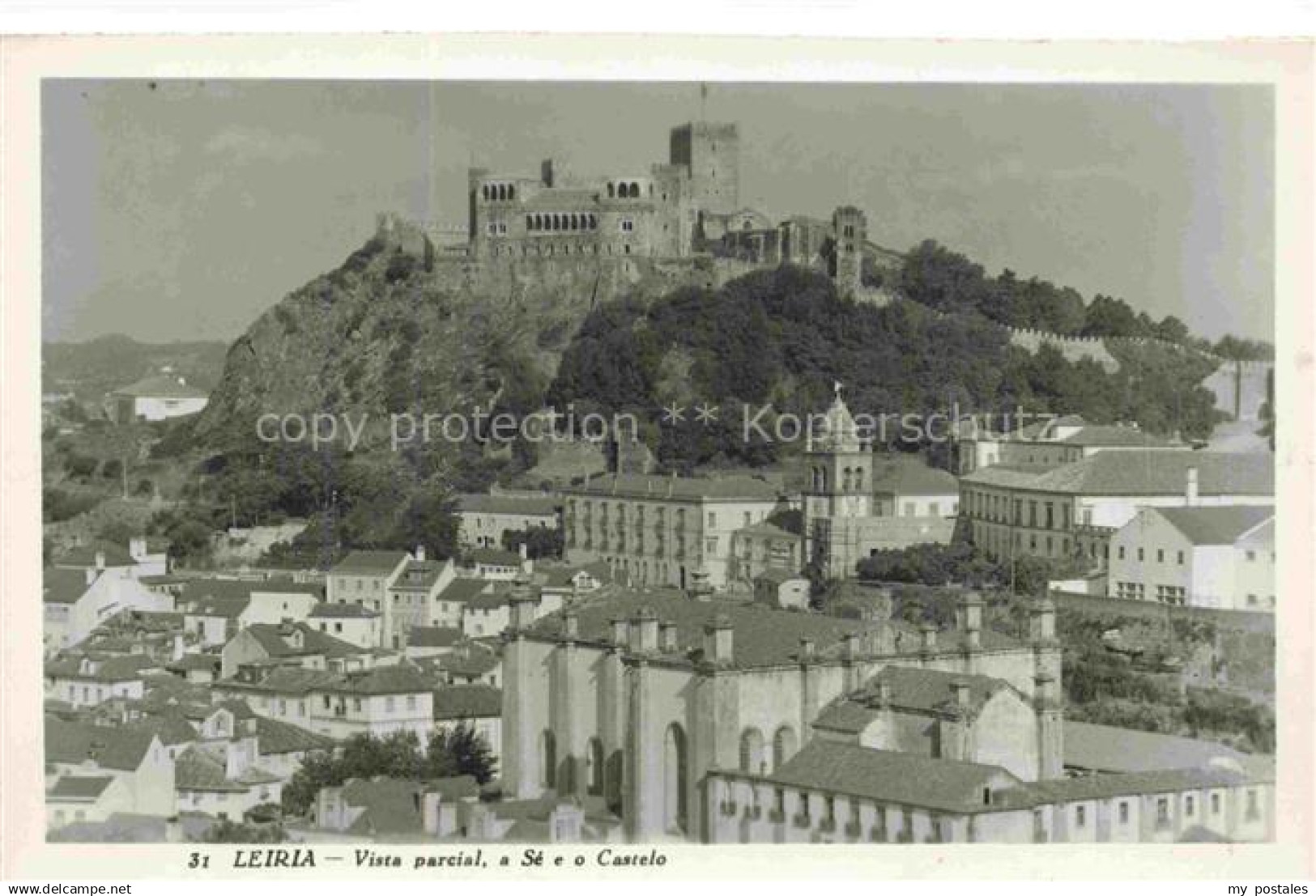 Leiria PT Vista parcial a Sé e o castelo