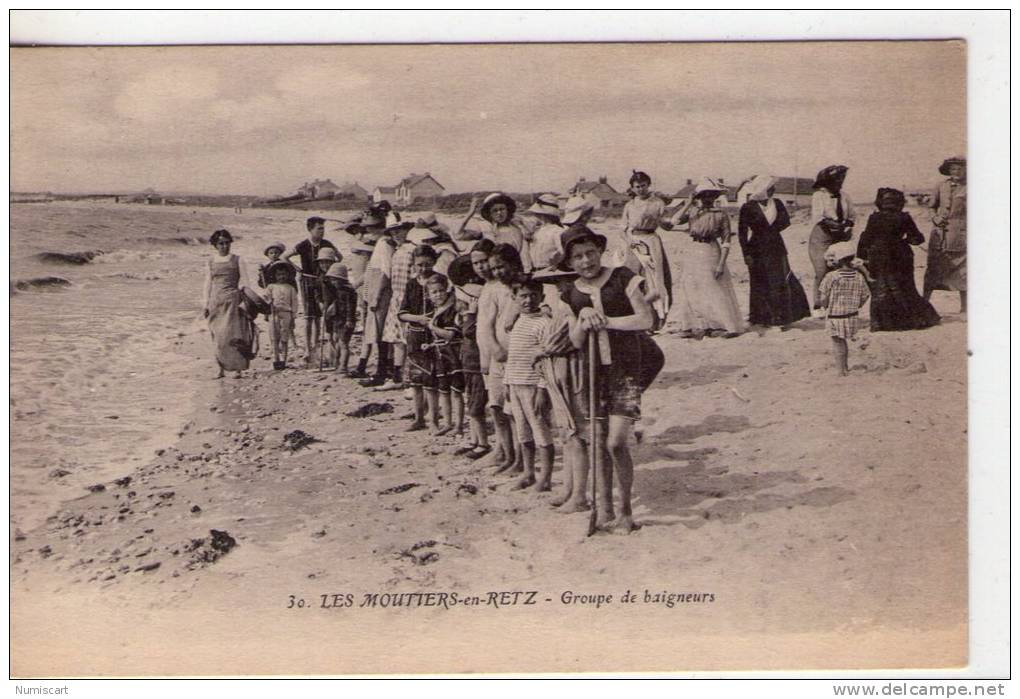 Les Moutiers-en-Retz..très animée..un groupe de baigneurs..sur la Plage