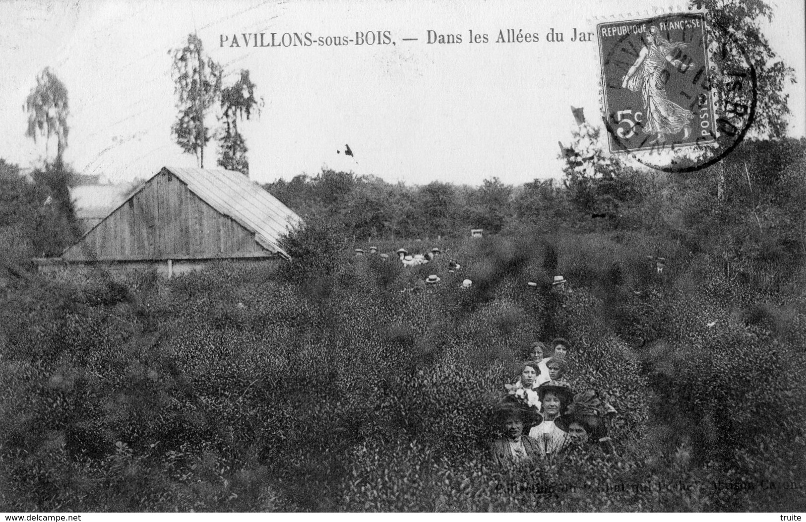 LES PAVILLONS-SOUS-BOIS DANS LES ALLEES DU JARDIN