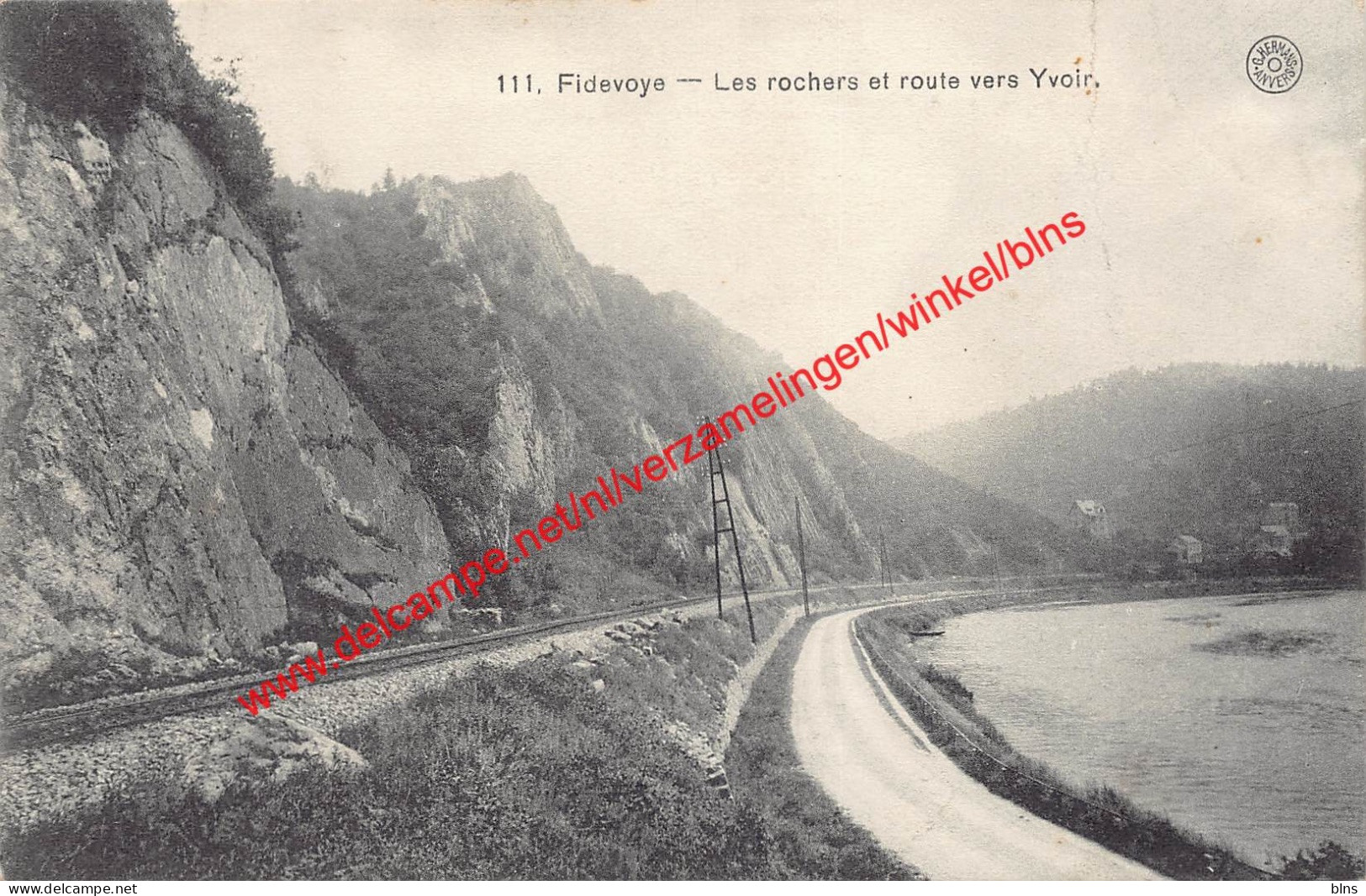 Les rochers et route vers Yvoir - Fidevoye Yvoir