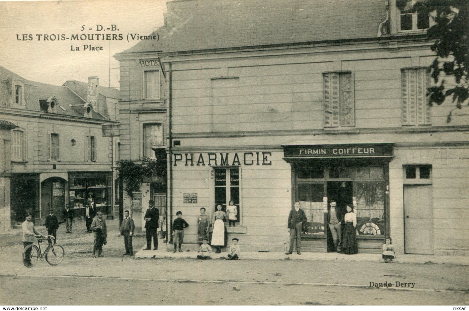 LES TROIS MOUTIERS(PHARMACIE)