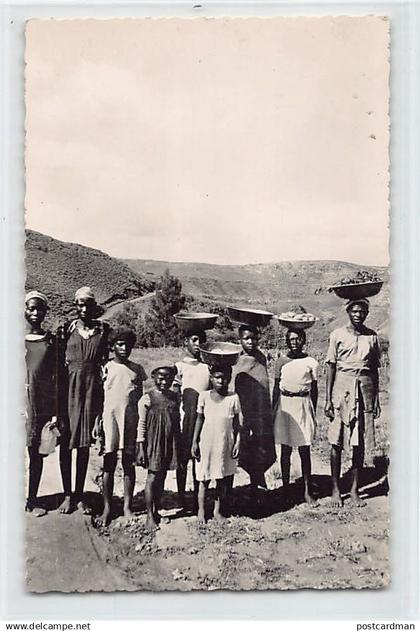 Lesotho - Wild fruit harvest - Publ. F. Chapeau