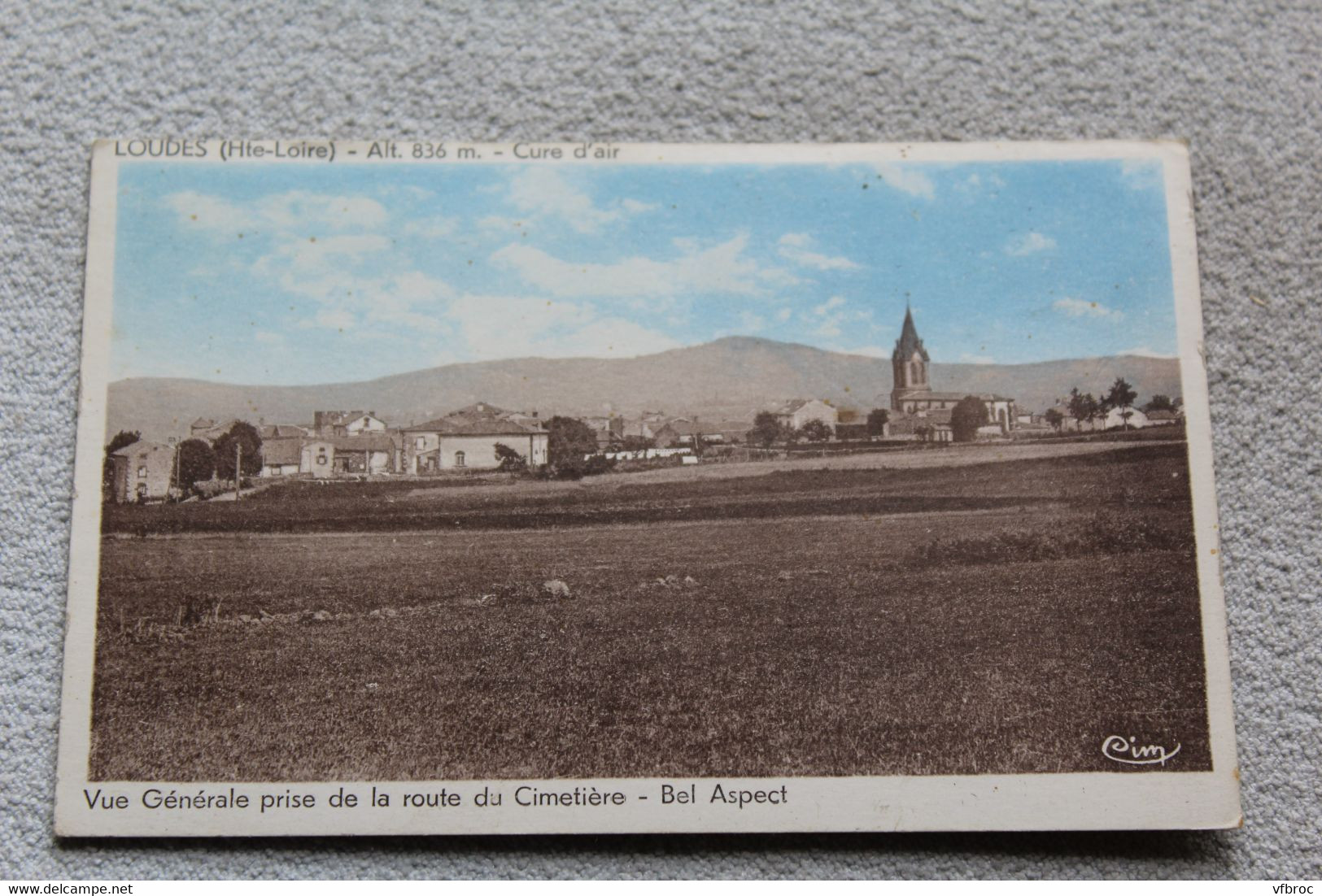 Loudes, vue générale prise de la route du cimetière, bel aspect, haute Loire 43