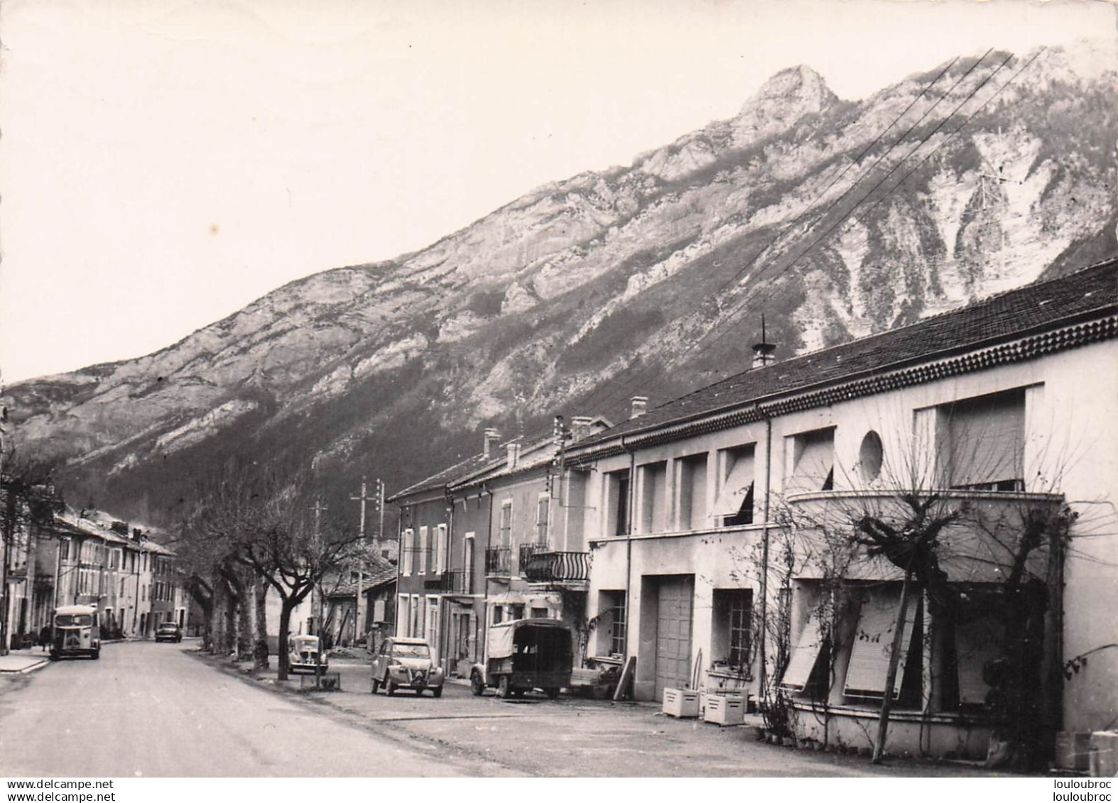 LUC EN DIOIS RUE PRINCIPALE  AVEC CITROEN 2CV