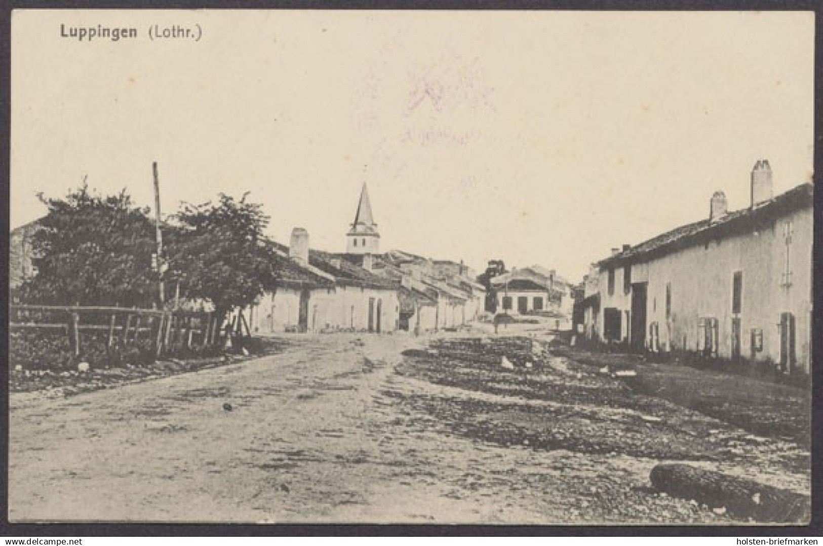 Luppingen, Lothringen, Dorfstrasse und Kirche im Hintergrund