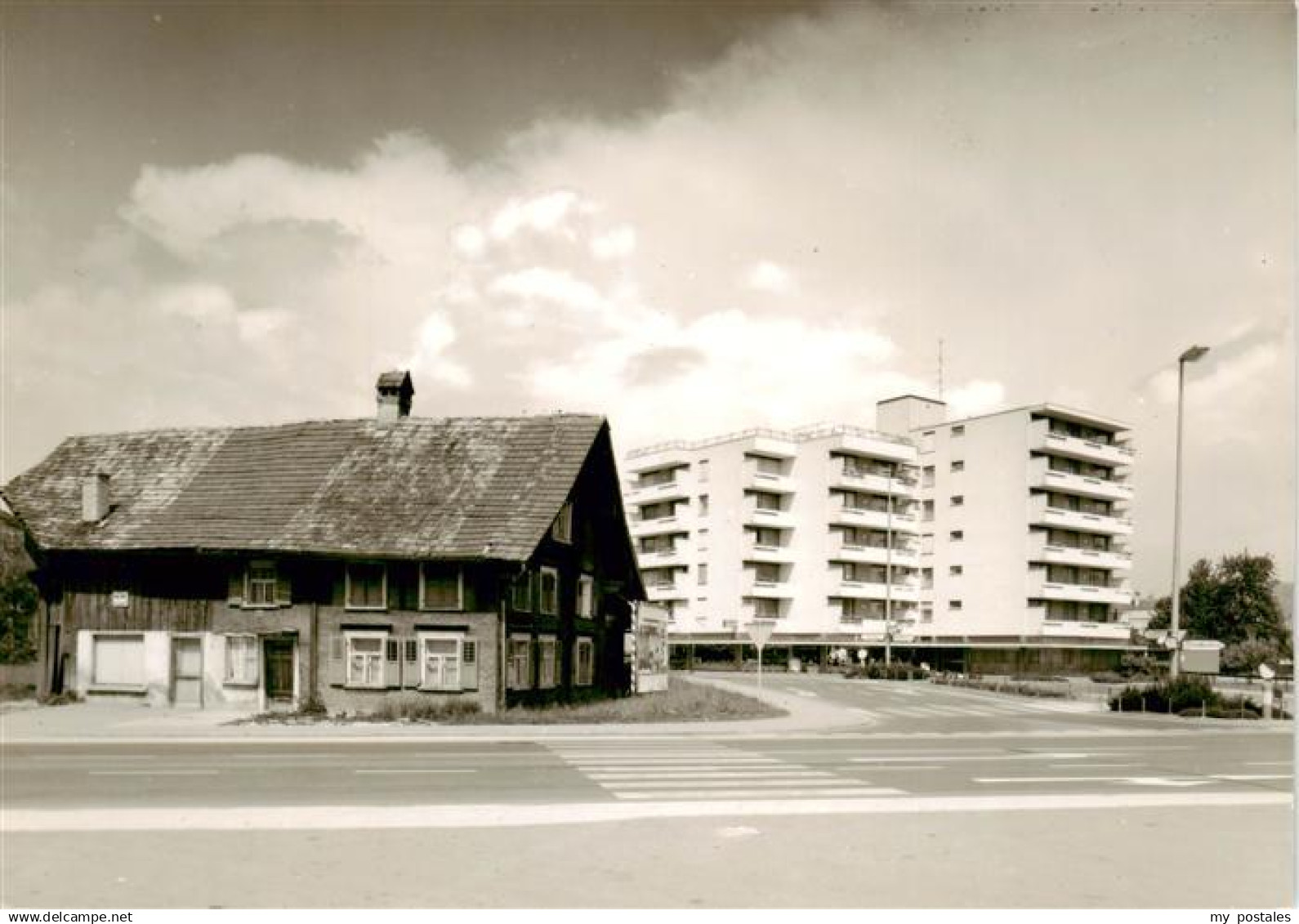 Lustenau AT Alt- und Neu-Lustenau Engelkurve Altes Haus Neubauten Hochhaus