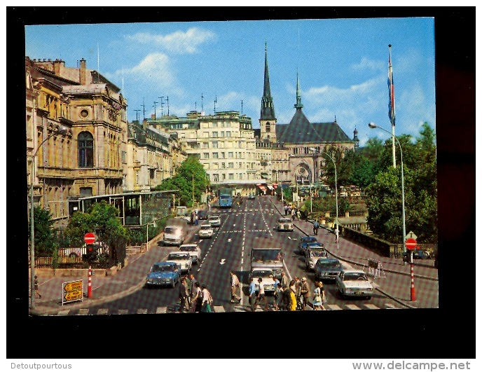 LUXEMBOURG : la Cathédrale vue de la place de Bruxelles ( auto Ford Opel Mercedes benz Citroen )