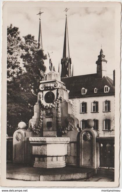 Luxembourg : , fontaine  michel  Rodange