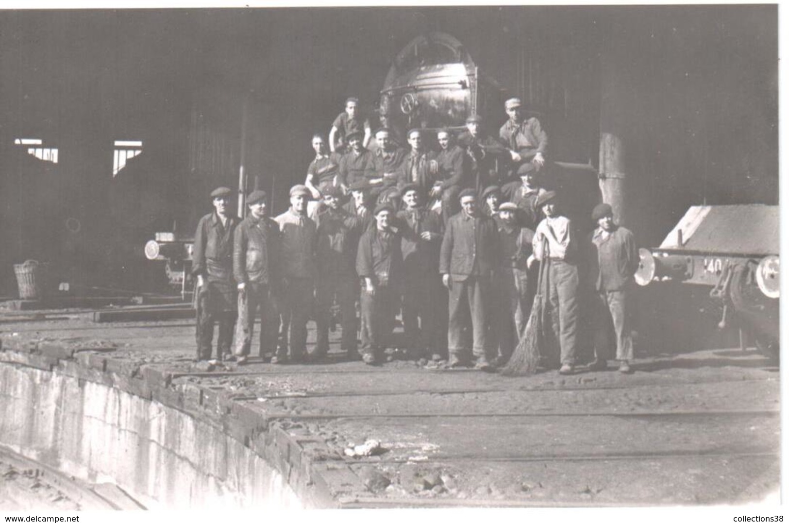 Lyon - Dépôt de La Mouche "1 machine sortie en 1944" (chemin de fer) (carte photo)