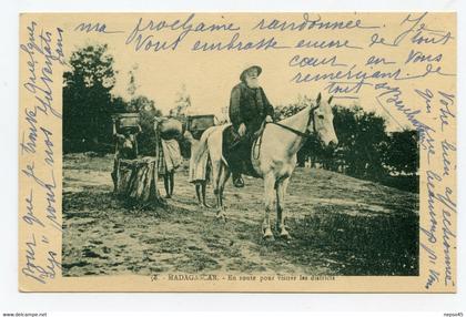 Madagascar. en route pour visiter les districts.homme blanc avec chapeau colonial