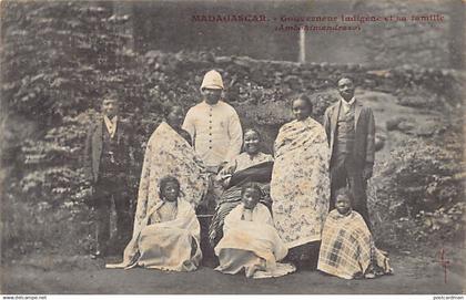 Madagascar - Gouverneur indigène et sa famille (Ambohimandrazo) - Ed. Cie Française de Madagascar