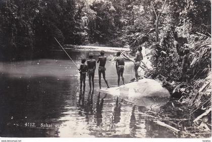 4112 POSTAL DE SAKAI DE INDIOS NATIVOS PESCANDO (MALASIA-MALASYA)