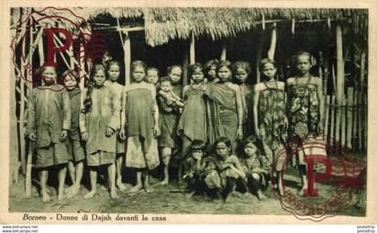 MALASIA. BORNEO. DONNE DI DAJAH DAVANTI LA CASA.