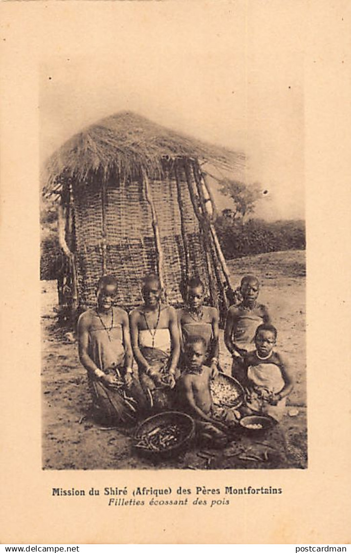 Malawi - Girls shelling peas - Publ. Mission of the Shire of the Montfort Fathers