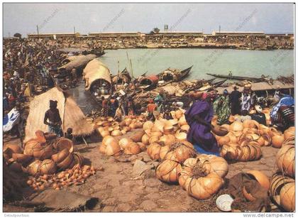 MALI : marché de MOPTI ( pirogues artisanat africain )