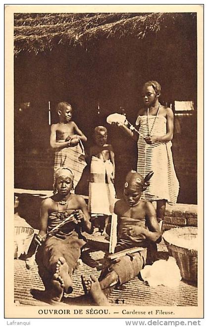 ref E165 - afrique -mali - (anciennement soudan)- ouvroir de segou - gardeuse et fileuse de laine  -carte bon etat  -