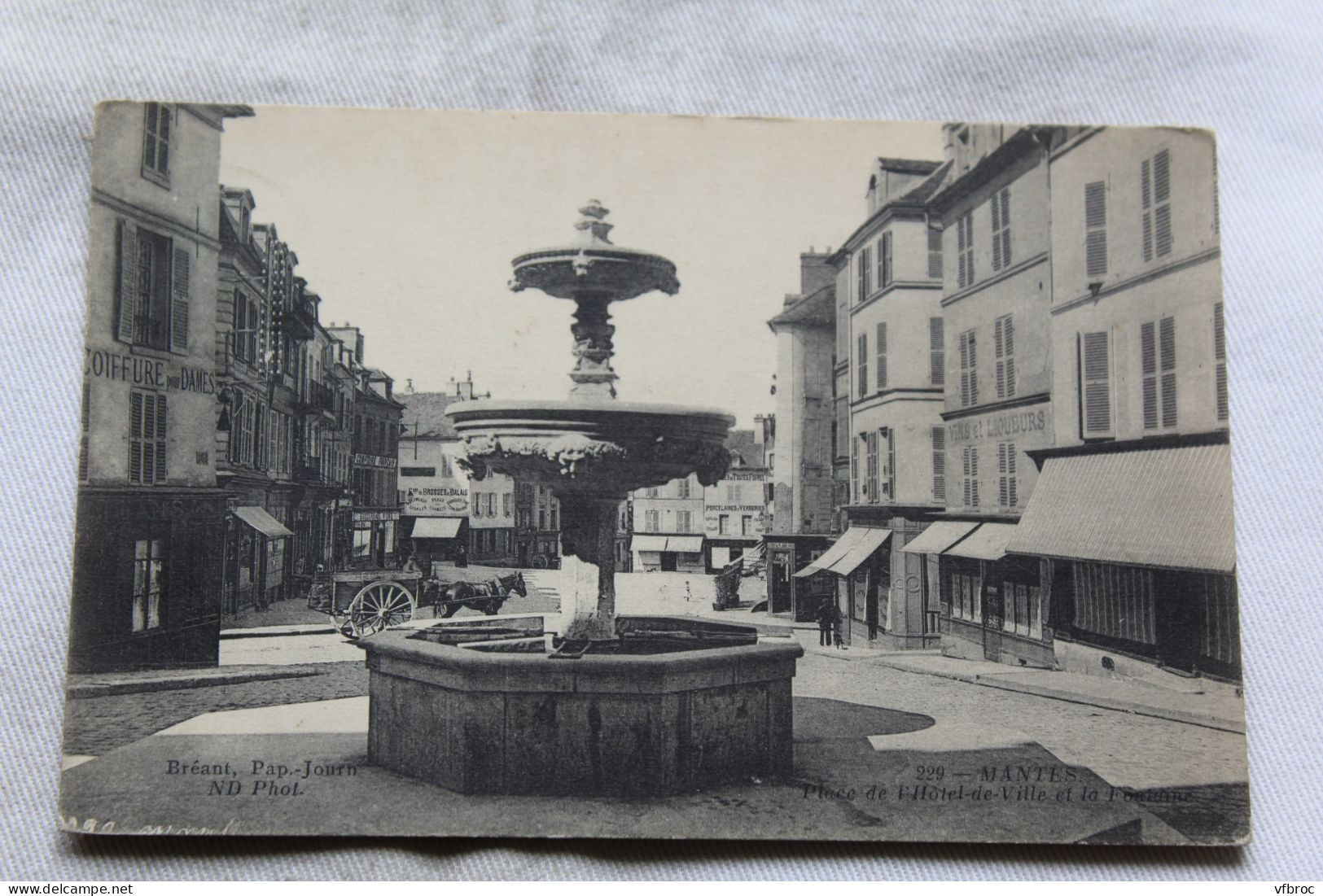 Mantes, place de l'hôtel de ville et la fontaine, Yvelines 78