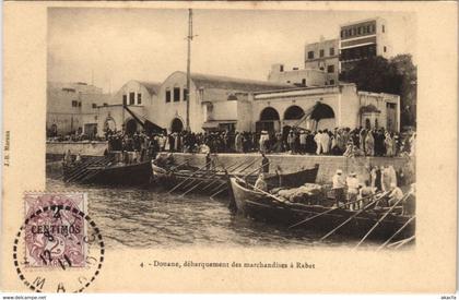 CPA AK MAROC RABAT Douane, debarquement des marchandises a RABAT (31368)