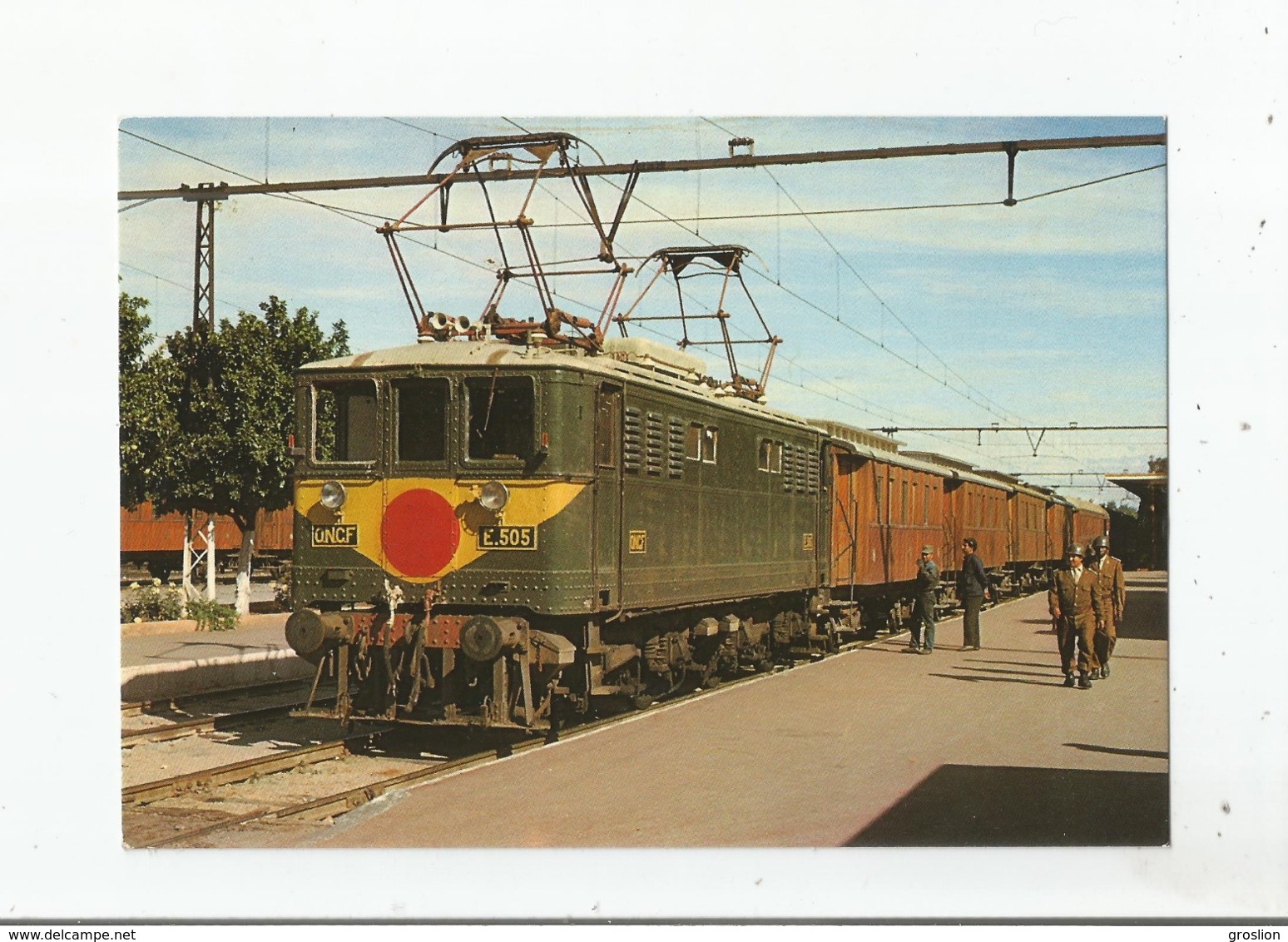 MARRAKECH (MAROC) LA E 505 EST VUE EN 1965 EN TETE D'1 RAME OMNIBUS . LES CHEMINS DE FER MAROCAINS (C F M PUIS O N C F)