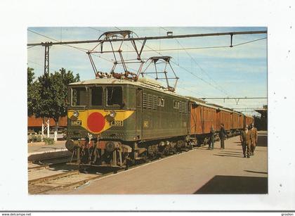 MARRAKECH (MAROC) LA E 505 EST VUE EN 1965 EN TETE D'1 RAME OMNIBUS . LES CHEMINS DE FER MAROCAINS (C F M PUIS O N C F)