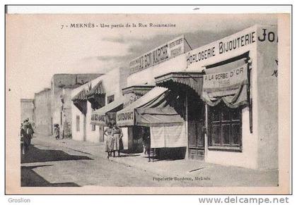 MEKNES 7 UNE PARTIE DE LA RUE ROUAMEZINE (MAGASINS "AU BON MARCHE ET HORLOGERIE BIJOUTERIE "A LA GERBE D´OR" G GIRAUD)