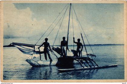 PC MARSHALL ISLANDS, NATIVES ON A BOAT, Vintage Postcard (b53563)