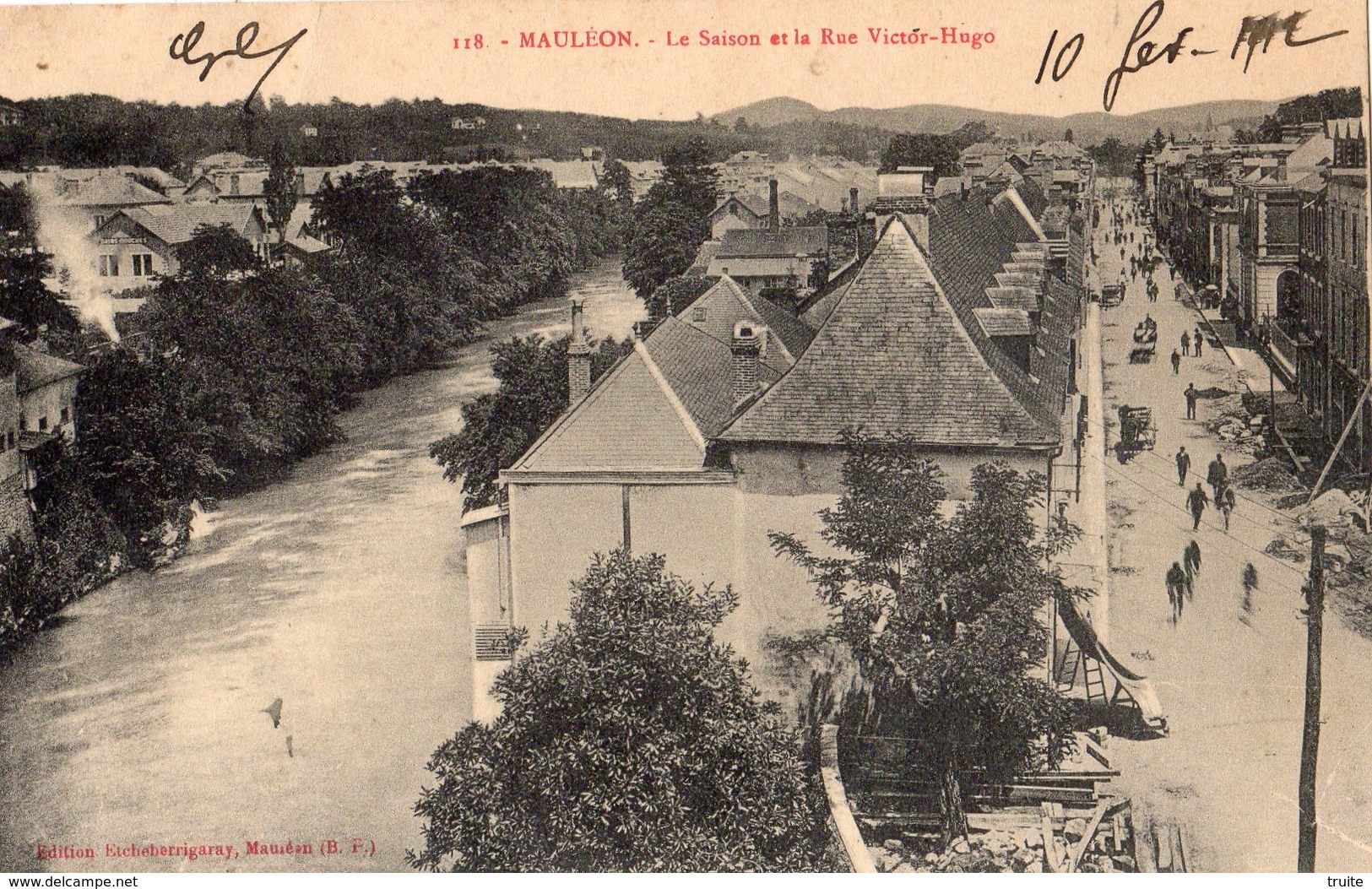 MAULEON LICHARRE LA SAISON ET LA RUE VICTOR-HUGO