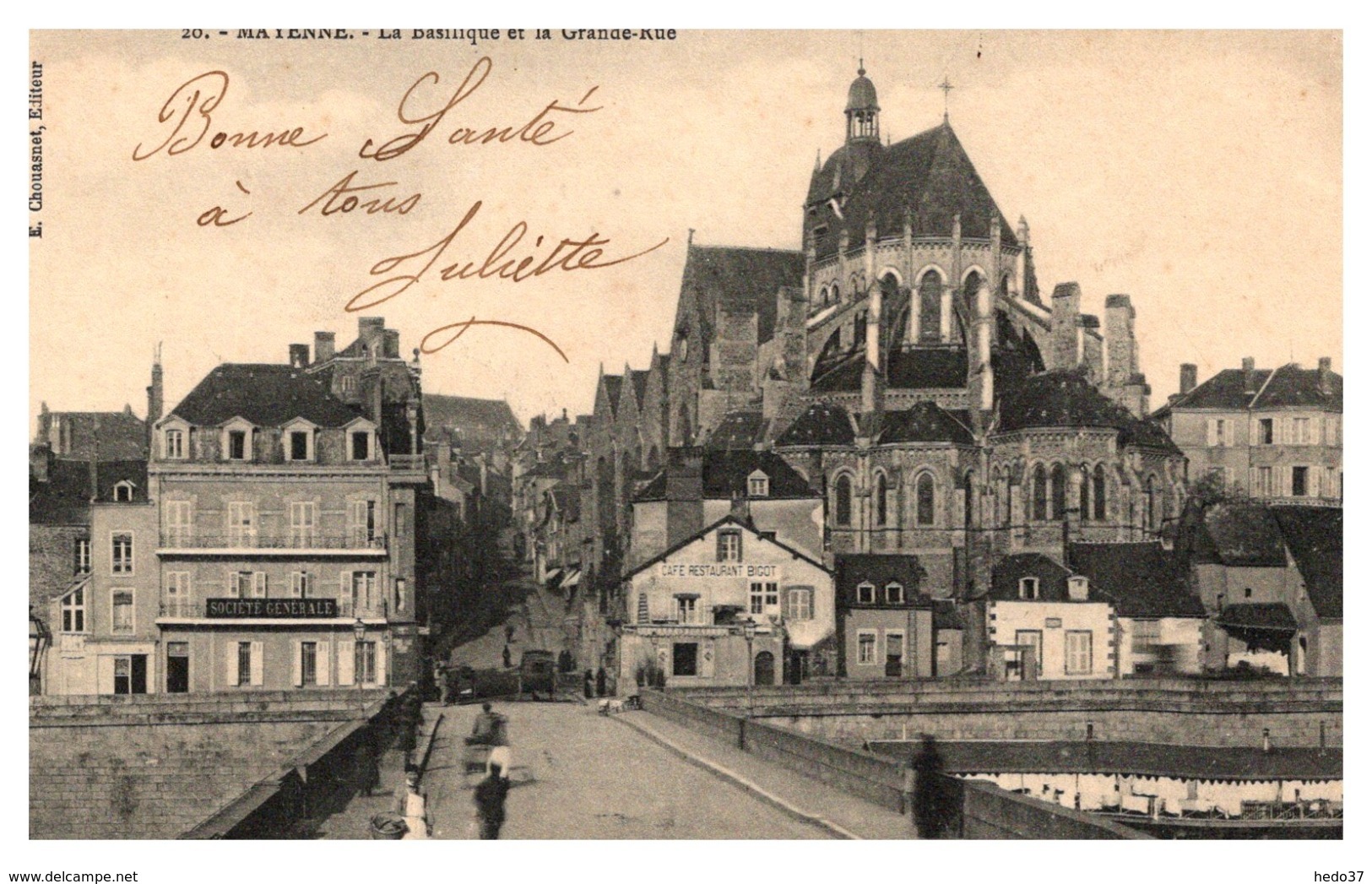 Mayenne - La Basilique et la Grande Rue