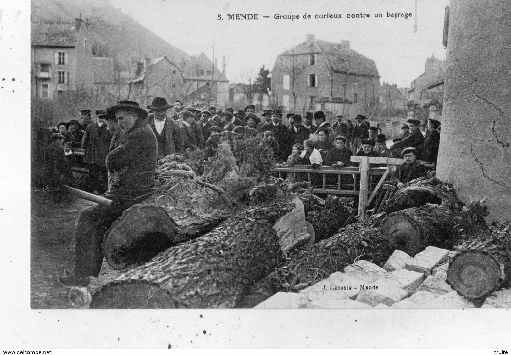 MENDE GROUPE DE CURIEUX CONTRE UN BARRAGE