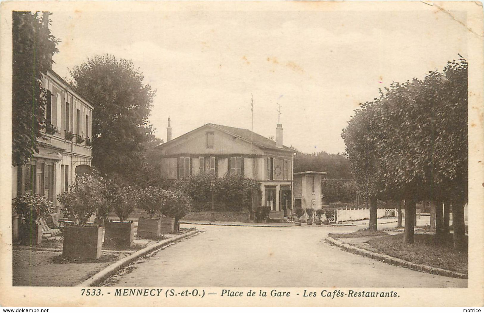 MENNECY - place de la gare, les cafés-Restaurants.