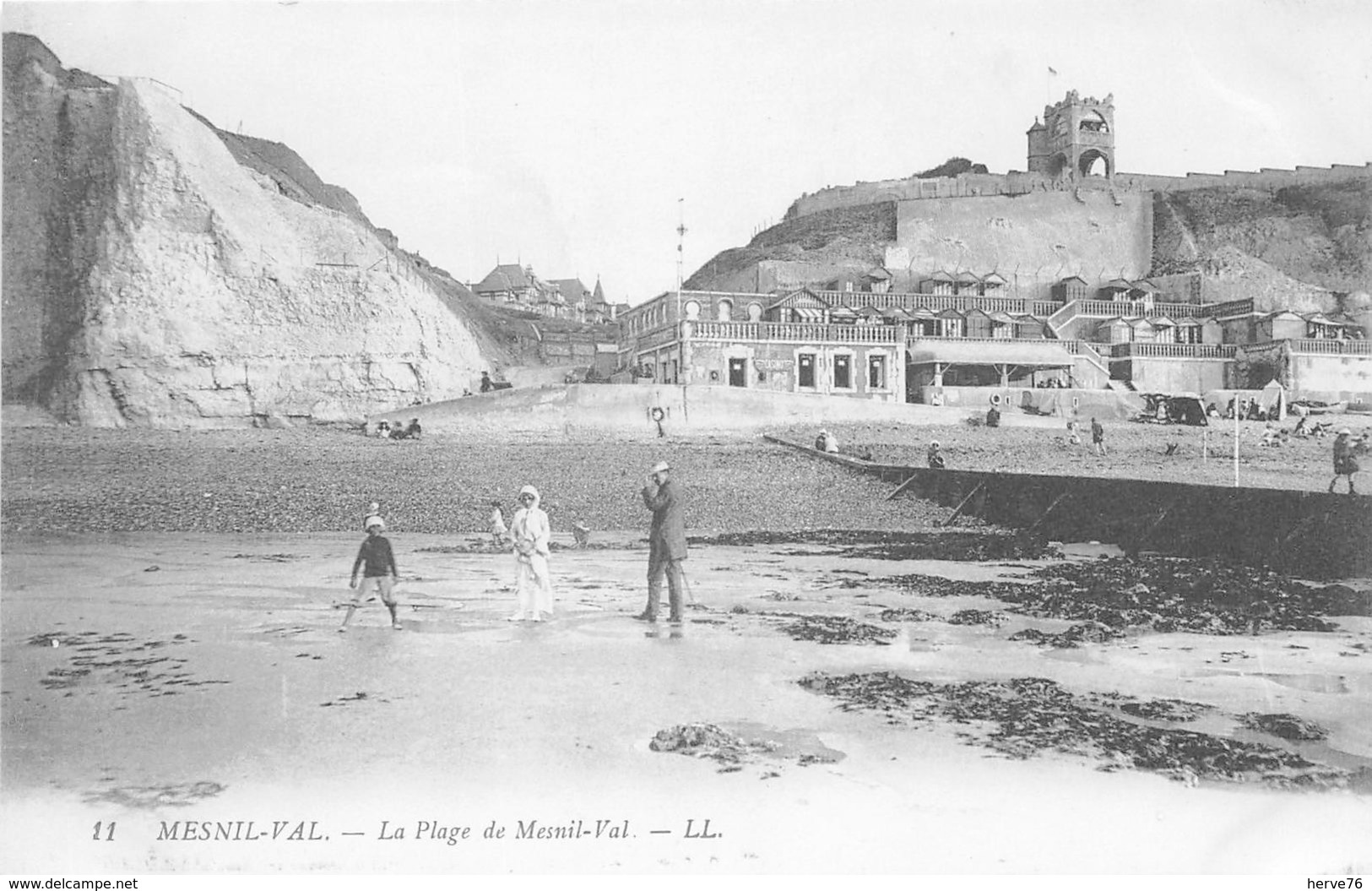 MESNIL VAL - la Place de Mesnil Val