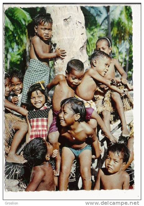 MICRONESIE ILES ELLICEE UNE GRAPPE DE PETITS ELLICIENS (TUVALU)